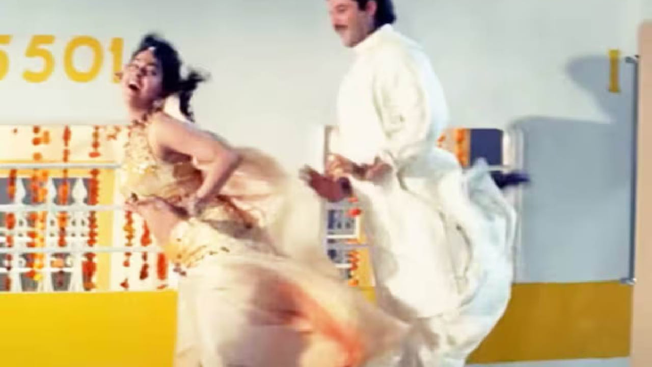 मात्र त्या काळात काही गाणी अशीही होती ज्यांच्या शब्दांमुळे मोठा वाद निर्माण झाला होता. अशाच एका गाण्याची आजही चर्चा होते. ते म्हणजे 'अंदाज'  या चित्रपटातील 'ये मालगाडी तू धक्का लगा' या गाण्याने त्या काळात मोठी खळबळ उडवली होती.