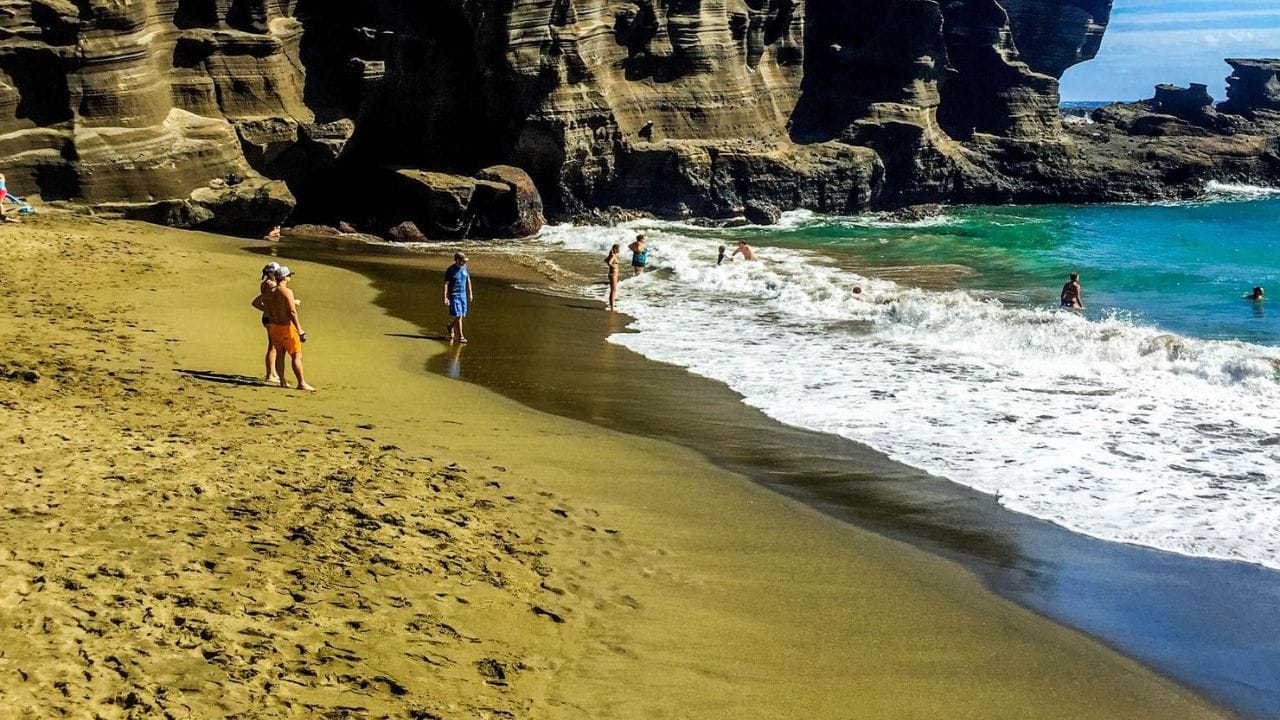 नैसर्गिक सौंदर्य: निळाशार समुद्र आणि त्याभोवती असलेली हिरवी वाळू हे दृश्य अत्यंत विलोभनीय दिसते. निसर्गप्रेमी आणि वैज्ञानिकांसाठी हे एक आकर्षणाचे केंद्र आहे.