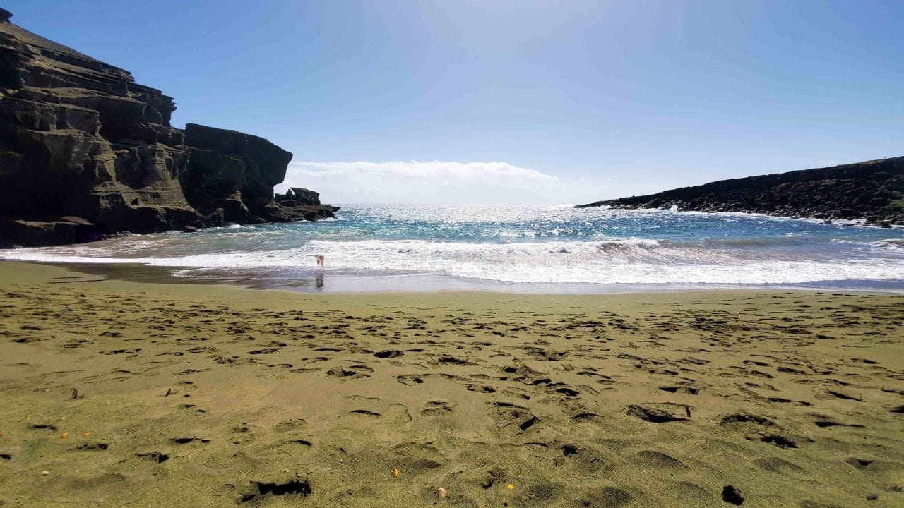 दुर्गम ठिकाण: हा बीच अतिशय दुर्गम भागात आहे. येथे पोहोचण्यासाठी पर्यटकांना कडक उन्हात सुमारे 4 ते 5 किलोमीटरची पायपीट (Hiking) करावी लागते किंवा स्थानिक वाहनांची मदत घ्यावी लागते.