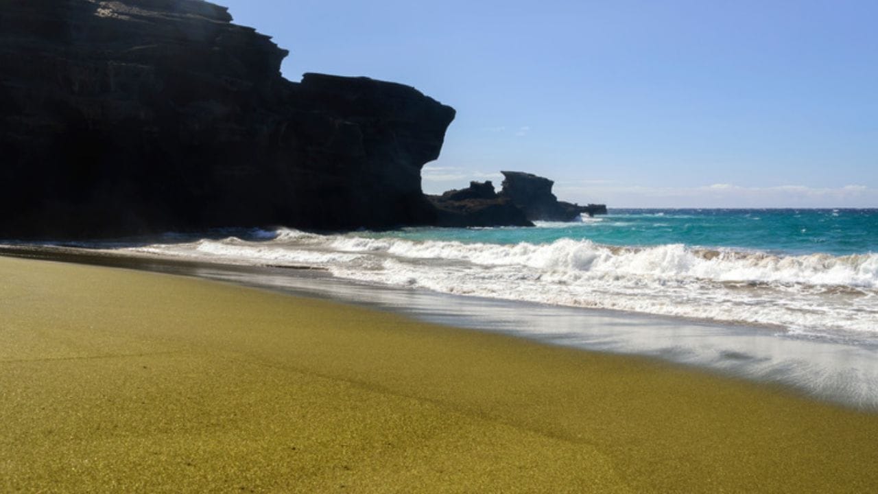 वाळू नेण्यास बंदी: या बीचची वाळू अत्यंत दुर्मिळ असल्याने ती सोबत नेण्यास सक्त मनाई आहे. येथील वाळू चोरल्यास किंवा सोबत नेल्यास मोठ्या दंडाची तरतूद आहे.