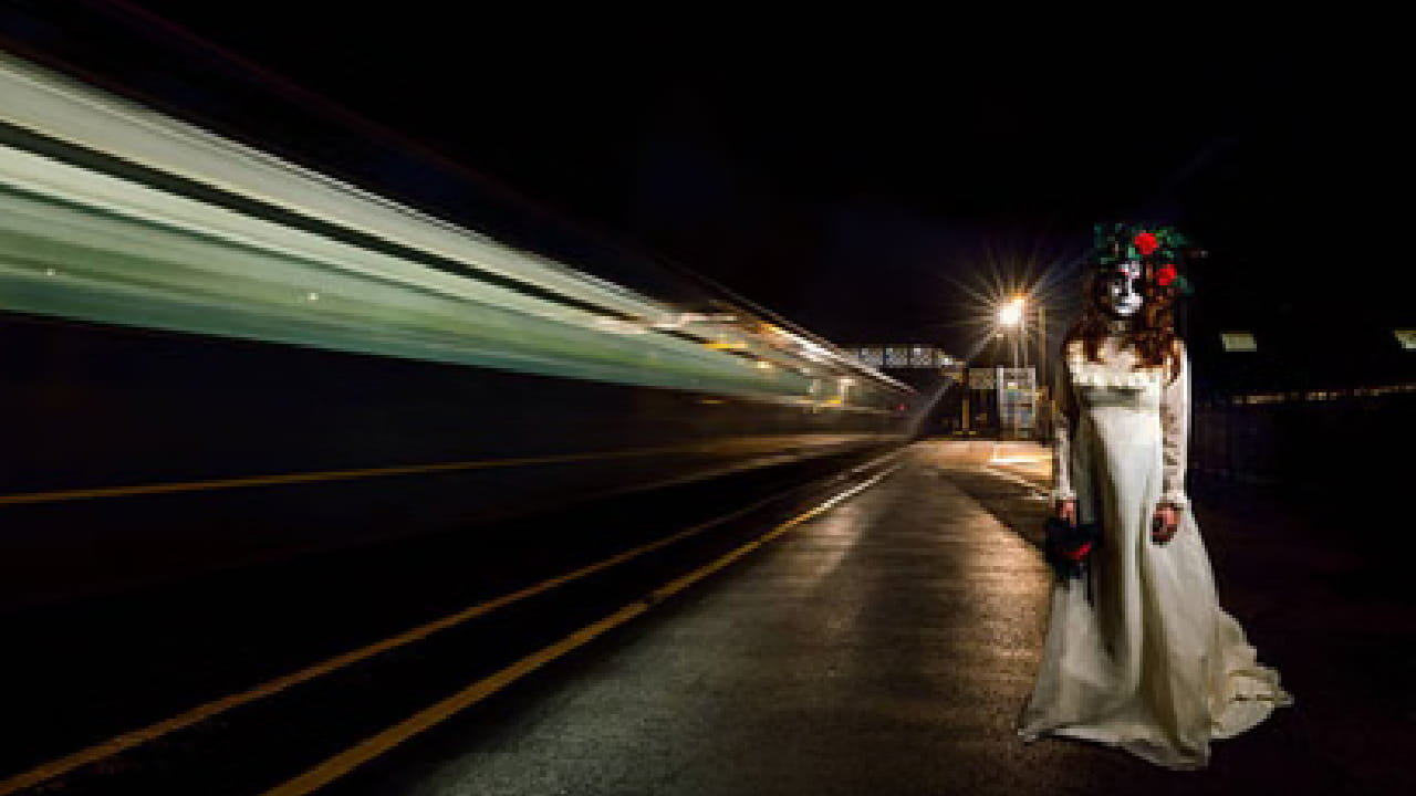 स्थानिकांच्या म्हणण्यानुसार, रात्री उशिरा पांढऱ्या साडीतील एक महिला ट्रॅकवर फिरताना दिसायची. काहींनी तर असेही सांगितले की ट्रेन येताच हे भूत ट्रॅकवर धावत किंवा नाचत असत.