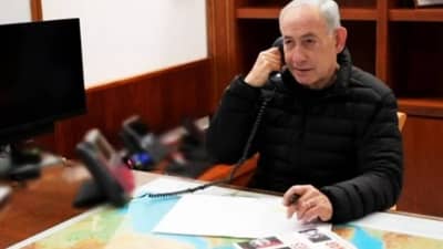 इराणविरोधात युद्धाचा भडका, इस्त्रायलचे पंतप्रधान कोणतं वाचताय पुस्तक? नेतन्याहू यांचा फोन कॉलचा फोटो व्हायरल