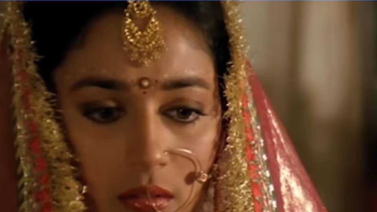 90 च्या दशकात बॉलिवूडने अनेक सुपरहिट चित्रपट दिले ज्यांनी प्रेक्षकांच्या मनावर दीर्घकाळ अधिराज्य गाजवले. त्यापैकीच एक गाजलेला चित्रपट म्हणजे 1992 साली प्रदर्शित झालेला 'बेटा'. आजही हा चित्रपट प्रेक्षकांच्या पसंतीस उतरतोय आणि यूट्यूबवर ट्रेंड होत असल्याने त्याची लोकप्रियता कायम असल्याचे दिसून येत आहे.