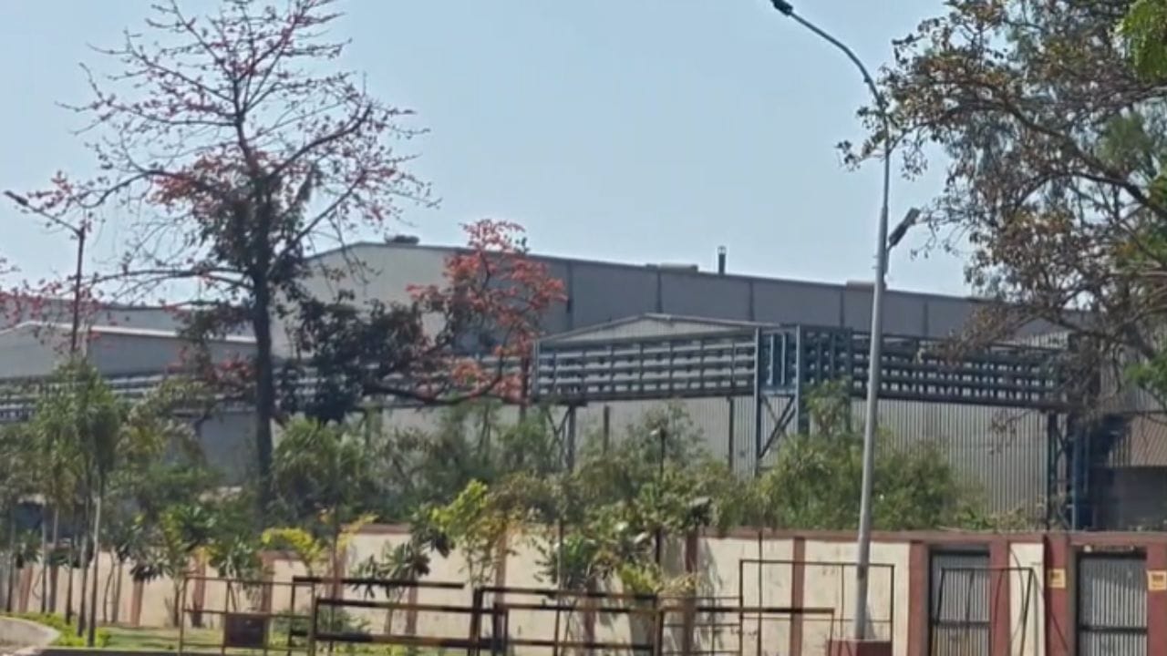 भंडारा : भंडारा जिल्ह्यातील वरठी (भंडारा रोड) येथे सनफ्लॅग आयर्न अँड स्टील कंपनी आहे. या ठिकाणी स्टील वितळविण्यासाठी मोठ्या प्रमाणात एलपीजीचा वापर केला जातो. युद्धामुळे जागतिक इंधन पुरवठ्यावर परिणाम झाल्याने कारखान्यात एलपीजीचा तुटवडा निर्माण झाला आहे. त्यामुळे उत्पादनावर परिणाम होण्याची शक्यता आहे.   