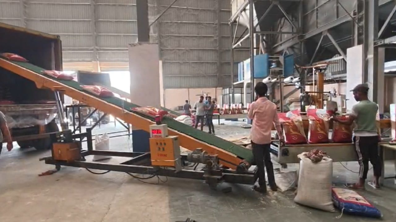 भंडारा :   भंडारा जिल्ह्यातील तांदूळ निर्यातीवर त्याचा थेट परिणाम झाला असून अनेक राईस मिल चालक अडचणीत सापडले आहेत. आखाती देशांमध्ये तांदळाची निर्यात मोठ्या प्रमाणावर होत असते; मात्र सध्याच्या अस्थिर परिस्थितीमुळे निर्यात प्रक्रिया जवळपास ठप्प झाली आहे. परिणामी जिल्ह्यातील अनेक राईस मिलमध्ये उत्पादन कमी करण्यात आले आहे. काही ठिकाणी कामगारांची कपातही करण्यात आली असून अनेक कामगारांसमोर पोटापाण्याचा प्रश्न निर्माण झाला आहे.  
