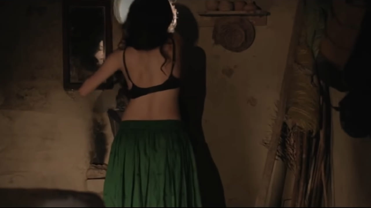 हिंदी चित्रपटसृष्टीतील असा एक चित्रपट, ज्यामधील बोल्ड सीनने प्रेक्षकांना लावलं होत वेड. 23 वर्षीय तरुणीचा गावातील लोक घेतात गैरफायदा.  फ्रीमध्ये Youtube पाहू शकता चित्रपट.  