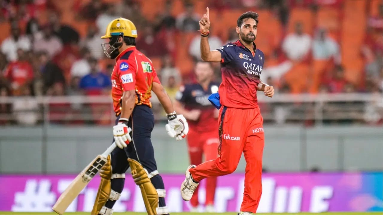 दिनेश कार्तिक याला आरसीबी विरुद्ध सर्वाधिक 28 सामने खेळूनही एकदाही मॅन ऑफ द मॅच पुरस्काराचा मानकरी होता आलं नाहीय. तर विराट कोहली याने राजस्थान रॉयल्स विरुद्ध 33 सामने खेळलेत. मात्र विराटलाही राजस्थान विरुद्ध मॅन ऑफ द मॅच पुरस्कार जिंकता आला नाही. (Photo Credit: PTI)