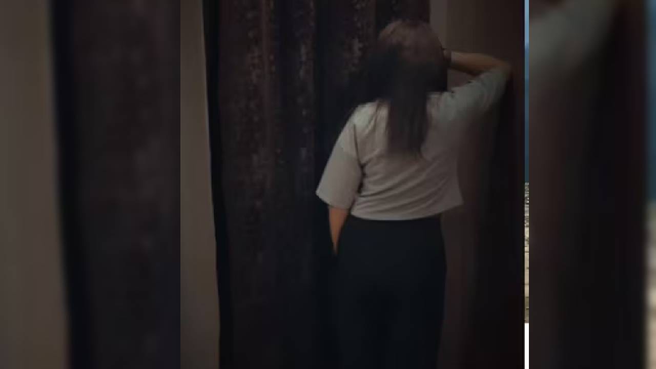 चंद्रिका दीक्षितचे लग्न झाले असून तिला एक मुलगा आहे. सध्या तिचे वैवाहिक जीवन मोठ्या वादात आहे. तिने नवऱ्यावर फसवणुकीचा (extramarital affair) आरोप लावला आहे. यानंतर एका ‘मिस्ट्री मॅन’सोबत लग्न केल्याचे फोटो व्हायरल झाले होते, ज्यामुळे घटस्फोट न देता दुसरे लग्न केल्याच्या चर्चा रंगल्या होत्या. मात्र चंद्रिकाने हे आरोप फेटाळले आहेत.