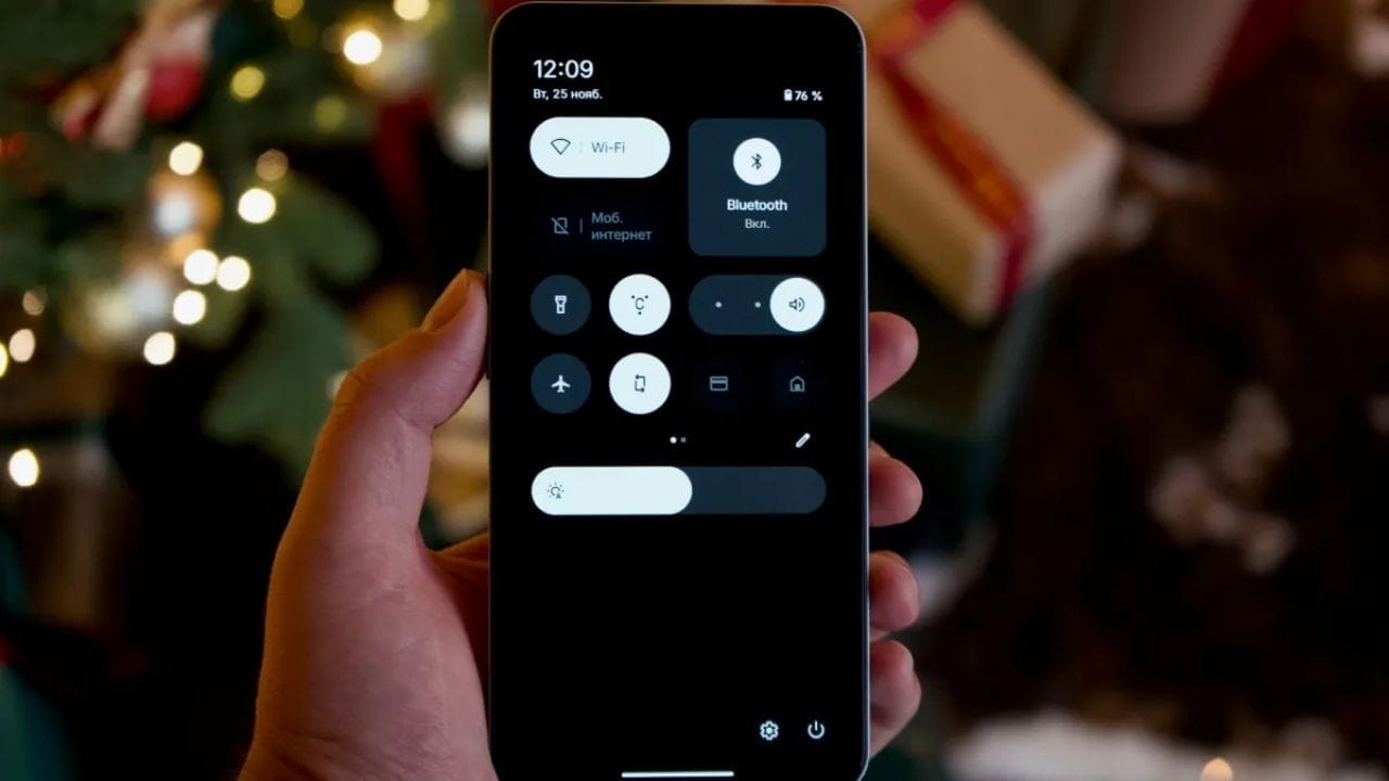 सध्याचे स्मार्टफोन Bluetooth Low Energy (BLE) या तंत्रज्ञानावर आधारित आहेत. हे तंत्रज्ञान केवळ २.५ मेगावॅट इतकी नगण्य वीज वापरतात. जेव्हा तुम्ही हेडफोन किंवा स्मार्टवॉच वापरत नसाल, तेव्हा ब्लूटूथ आपोआप स्लीप मोडमध्ये जाते. ते फक्त तेव्हाच सक्रिय होते जेव्हा डेटा ट्रान्सफरची गरज असते. ज्यामुळे बॅटरीचा वापर शून्याप्रमाणेच होतो.