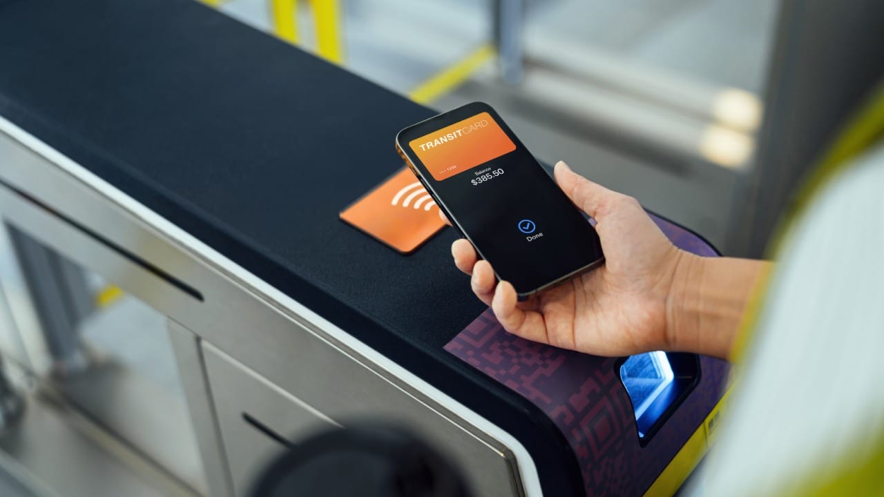 हल्लीच्या काळात स्मार्टफोन हा आपल्या आयुष्याचा अविभाज्य भाग बनला आहे. फोनची बॅटरी जास्त वेळ टिकावी यासाठी आपल्याला अनेकदा वाय-फाय आणि ब्लूटूथ बंद ठेवण्याचा सल्ला दिला जातो. पण असे केल्याने खरंच बॅटरीची बचत होते का, याबदद्ल आज आपण जाणून घेणार आहोत.