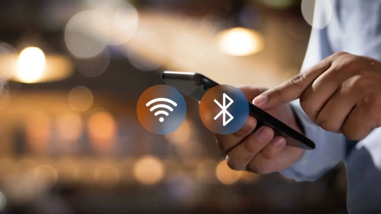 थोडक्यात सांगायचे तर, आधुनिक स्मार्टफोनमध्ये ब्लूटूथ आणि वाय-फाय सतत चालू ठेवल्याने बॅटरीवर कोणताही मोठा परिणाम होत नाही. उलट, यामुळे Find My Device सारखे फीचर्स आणि स्मार्ट गॅजेट्स कनेक्टिव्हिटी अधिक चांगल्या प्रकारे काम करतात. त्यामुळे यापुढे तुम्ही बॅटरीच्या चिंतेशिवाय हे फीचर्स सुरू ठेवू शकता.