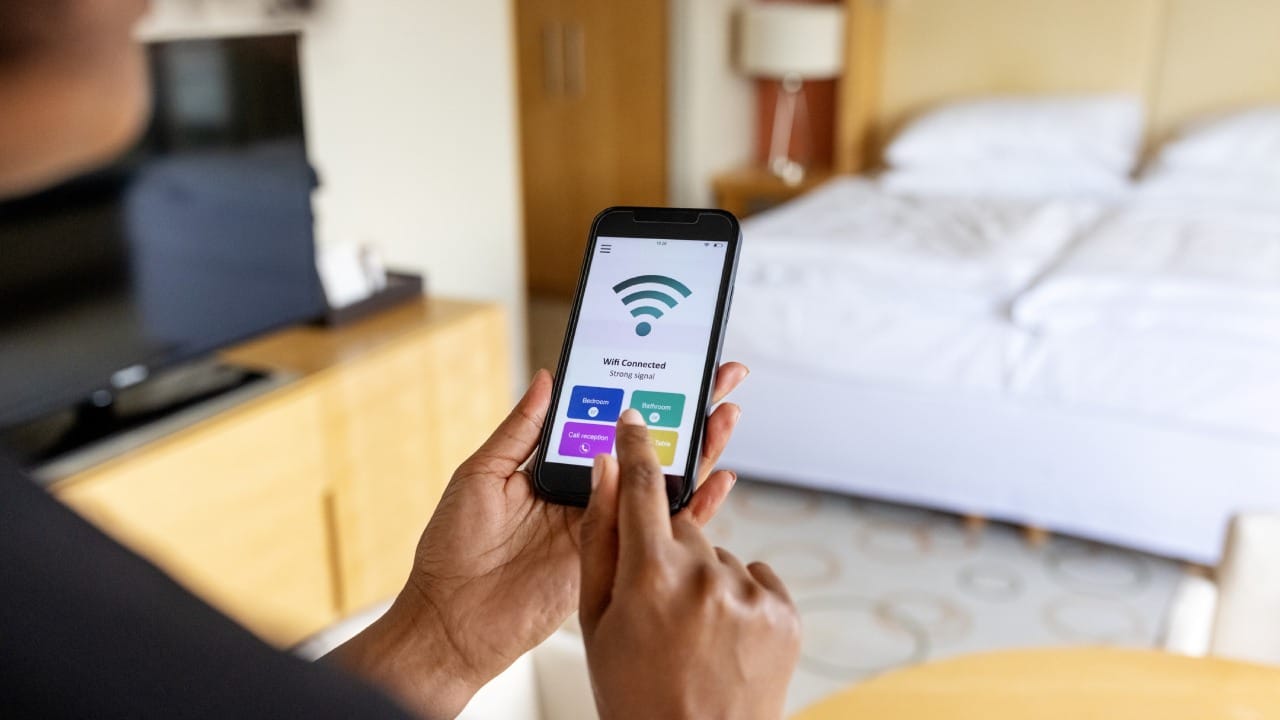 सुरुवातीच्या स्मार्टफोनमध्ये असे मानले जायचे की ब्लूटूथ आणि वाय-फाय चालू राहिल्यामुळे बॅटरी लवकर संपते. मात्र आधुनिक स्मार्टफोन्समध्ये आता प्रगत चिपसेटचा वापर केला जातो, ज्याचा बॅटरीवर कोणताही मोठा परिणाम होत नाही.