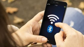 Bluetooth आणि Wi-Fi सुरू ठेवल्याने खरंच बॅटरी संपते का? तज्ज्ञ म्हणतात.