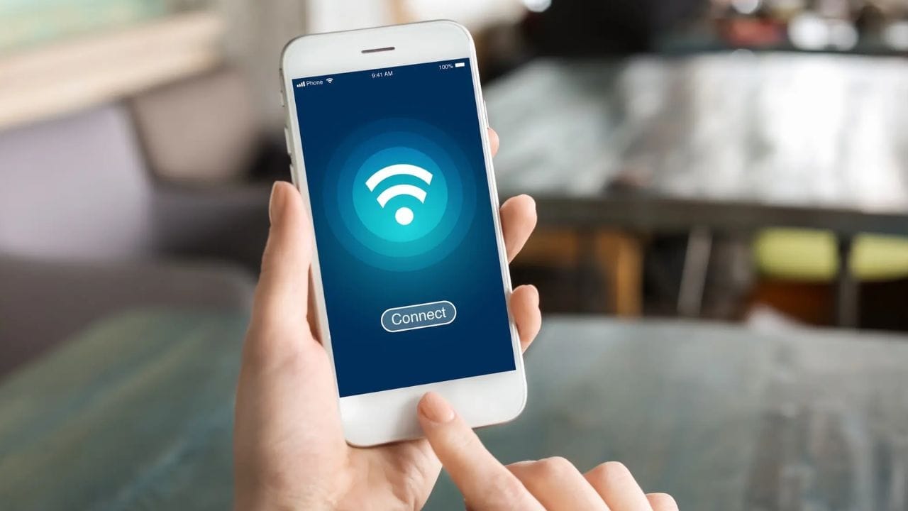 पण हा फरक दिवसाकाठी केवळ १ ते २ टक्के इतकाच असतो. त्यामुळे वाय-फाय बंद करून फार मोठी बॅटरी बचत होते असे नाही. जर तुमच्या फोनची बॅटरी वेगाने उतरत असेल, तर त्यासाठी ब्लूटूथ किंवा वाय-फाय जबाबदार नसून इतर गोष्टी कारणीभूत असू शकतात.