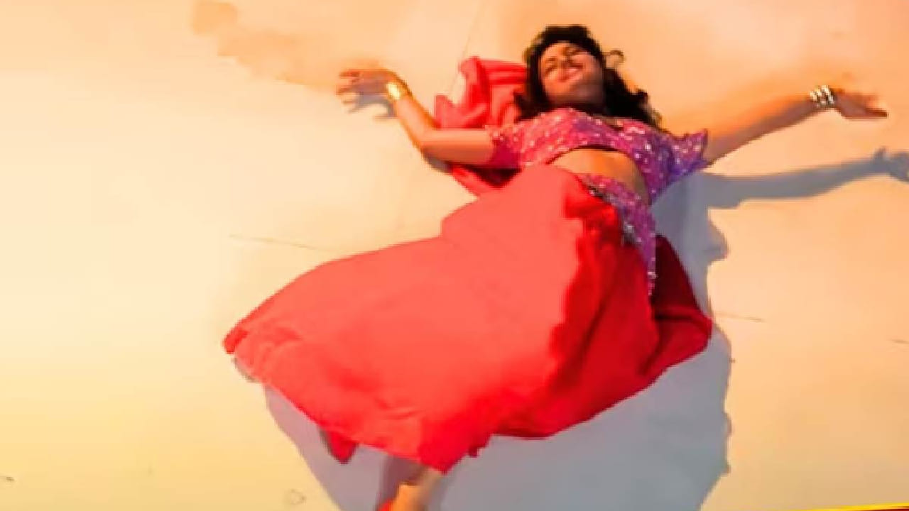 1990 चं दशक बॉलिवूडसाठी सुवर्णकाळ मानलं जातं. त्या काळात रोमँटिक आणि अ‍ॅक्शन चित्रपटांसोबत अनेक गाजलेली गाणीही प्रेक्षकांना ऐकायला मिळाली. आजही त्या काळातील अनेक गाणी लोकांच्या प्लेलिस्टमध्ये आहेत. 