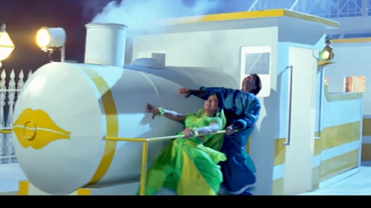 वाद निर्माण झाला असला तरी थिएटरमध्ये या गाण्याला प्रेक्षकांकडून जबरदस्त प्रतिसाद मिळाला. चित्रपटगृहांमध्ये हे गाणं लागलं की प्रेक्षक शिट्ट्या मारत आणि मोठ्या उत्साहात त्याचा आनंद घेत होते.