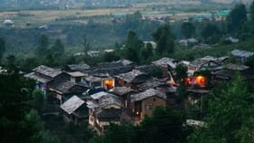 बायका, पुरुष सगळेच नग्न! क्लब, पूल अन्...असं गाव जिथं कपडे घालणं पाप