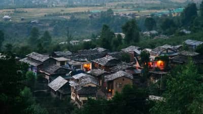 बायका, पुरुष सगळेच नग्न! क्लब, स्विमिंग पूल अन्...असं गाव जिथं कपडे घालणं म्हणजे पाप; नेमकं कुठे आहे?