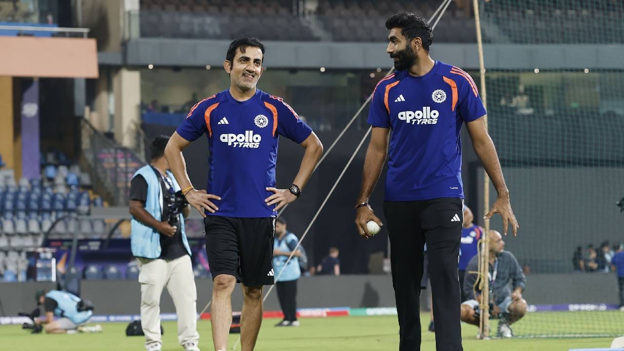 गोलंदाजांच्या यादीत जसप्रीत बुमराह सातव्या स्थानी विराजमान झाला आहे. तर अर्शदीप सिंगने 6 गोलंदाजांना मागे टाकत 13वं स्थान गाठलं आहे. मिस्ट्री स्पिनर म्हणून ख्याती असलेला वरूण चक्रवर्ती पहिल्या स्थानी कायम आहे. (Photo- BCCI Twitter) 