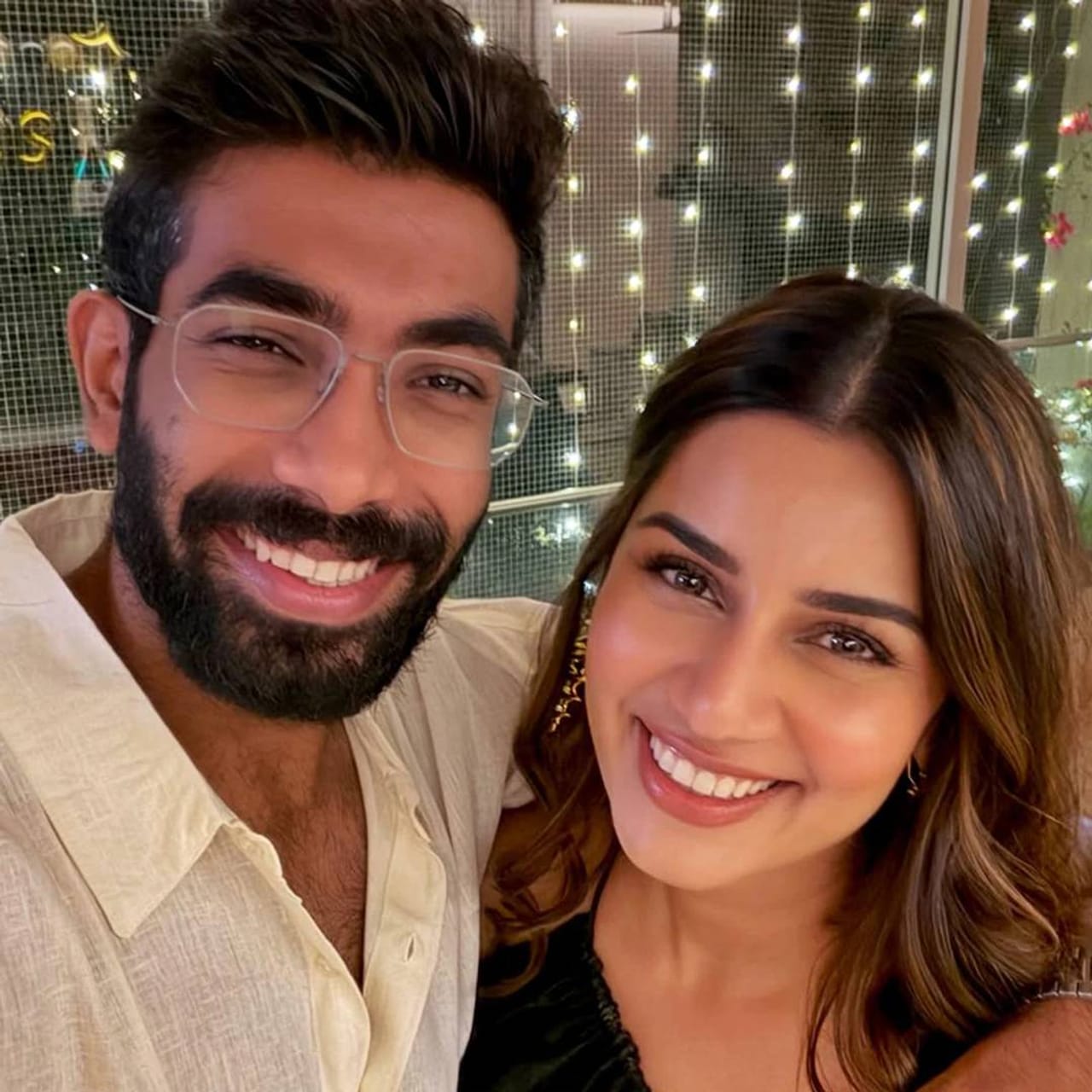 जसप्रीत बुमराहची लेडी लव संजना गणेशनचं फॅशन वर्ल्डशी नातं होतं. संजना ब्यूटी पेजेंट फेमिना मिस इंडियाची फायनलिस्ट होती. तिने फेमिना स्टाइल डीवामध्ये सुद्धा पार्टिसिपेट केलय. 