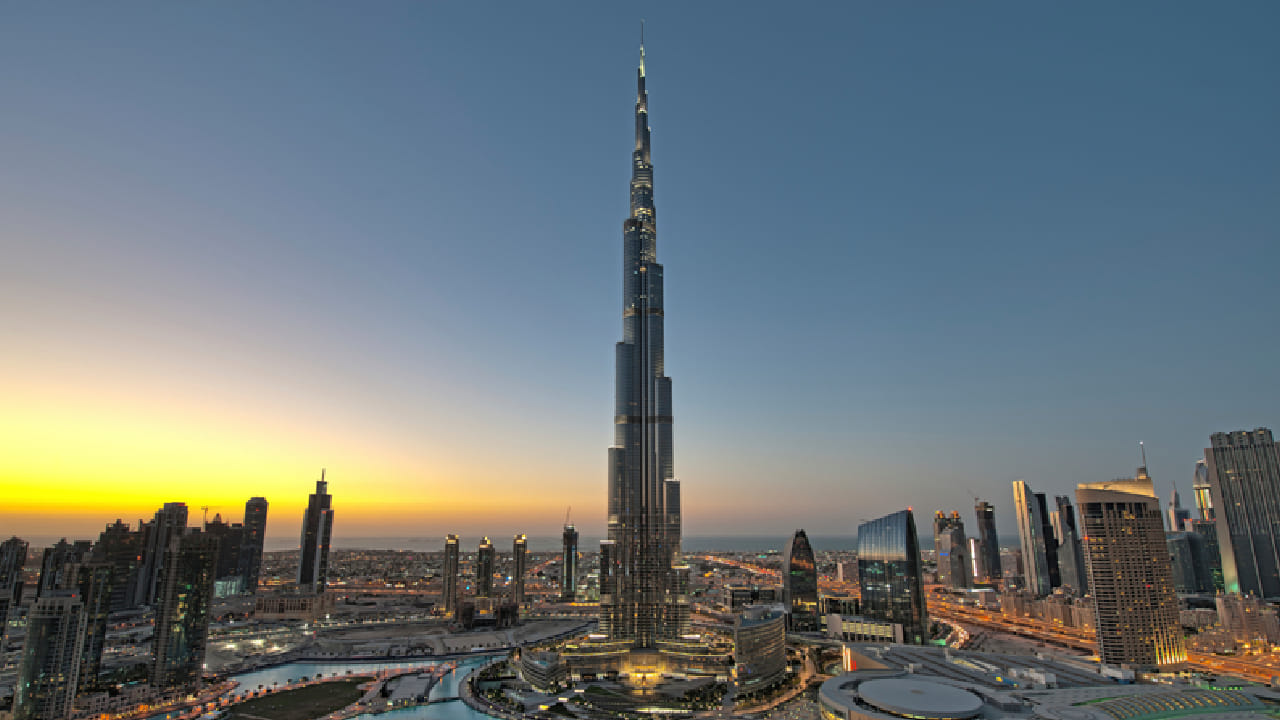 संयुक्त अरब अमिरातीतील दुबई येथे उभी असलेली बुर्ज खलिफा ही 828 मीटर उंच असून जगातील सर्वात उंच इमारत मानली जाते. या प्रकल्पाचे बांधकाम 2004 मध्ये सुरू झाले आणि 2009 मध्ये पूर्ण झाले. या भव्य इमारतीला बांधकामासाठी सुमारे अंदाजे 13608 कोटी रुपये खर्च आला होता.