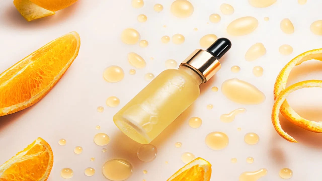 रात्री की दिवसा? कधी चेहऱ्याला लावयचं व्हिटॅमिन सी सीरम, जाणून घ्या महत्त्वाच्या टिप्स