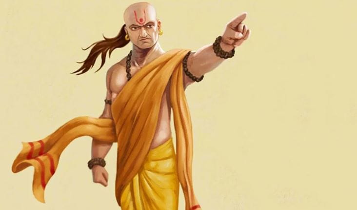 आयुष्यात संकटं आली तर घाबरून न जाता त्यांना तोंड द्यावे. धैर्य आणि बुद्धीचातुर्याने निर्णय घेणारी व्यक्ती आयुष्यात यशस्वी होते. तसेच आयुष्यात योग्य व्यक्ती कोण आहे, हे ओळखणे गरजेचे आहे. आयुष्यात संकटकाळात मदतीला धावणारेच मित्र बनवा, असे चाणक्य नीती सांगते. 