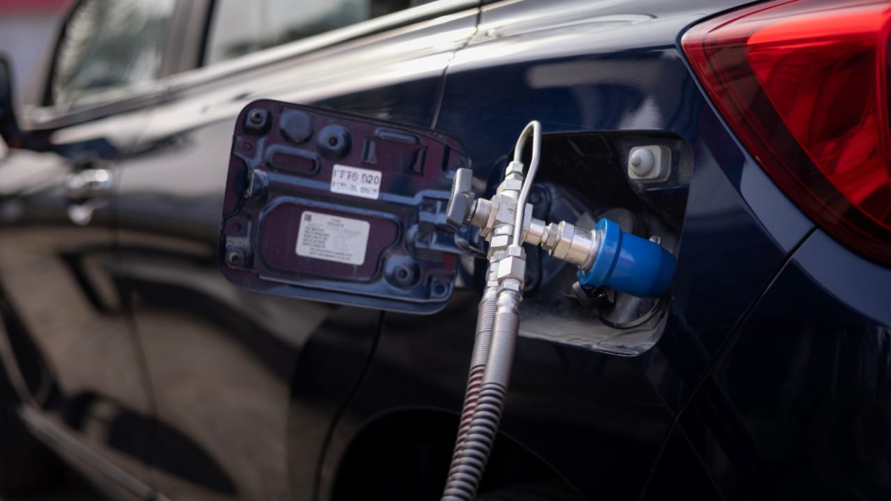 कारण पेट्रोल किंवा डिझेलच्या तुलनेत यातून कमी प्रदूषण होते. हा हवेपेक्षा हलका असल्याने गळती झाल्यास लगेच हवेत विरघळतो. याचा सर्वाधिक वापर रिक्षा, कार आणि बस यांसारख्या सार्वजनिक वाहतुकीत इंधन म्हणून होतो.