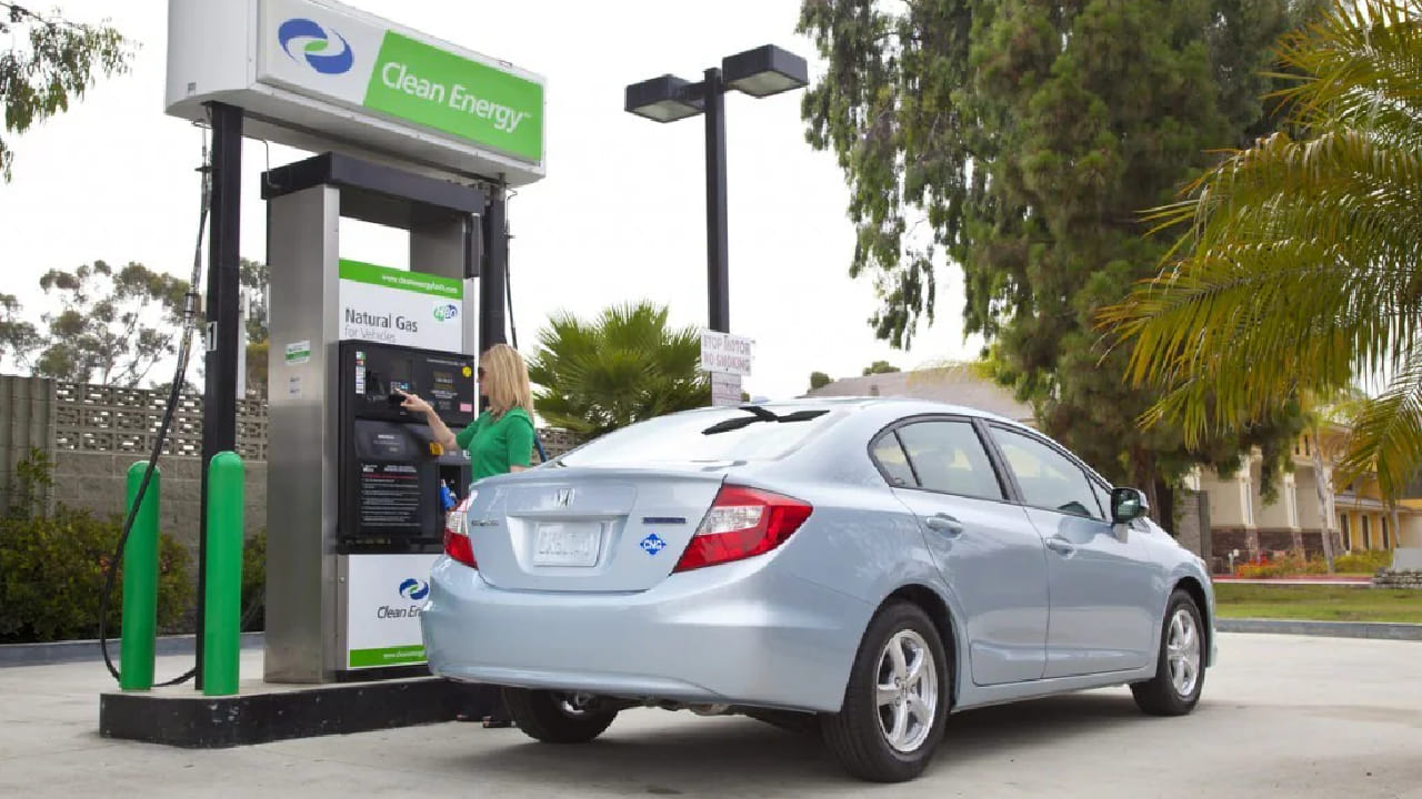 याउलट, सकाळी किंवा रात्री वातावरण थंड असल्याने गॅस अधिक डेन्स असतो आणि टाकीत तुलनेने जास्त प्रमाणात भरता येतो. सीएनजी पंपांवर गॅस कंप्रेस करून भरला जातो. दुपारच्या उष्णतेमुळे टाकी आणि नोजल गरम असतात, त्यामुळे कंप्रेसर पूर्ण क्षमतेने काम करू शकत नाही.