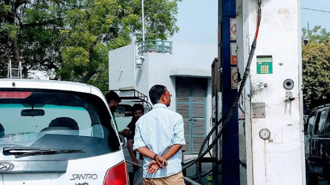 सीएनजी वाहन वापरणाऱ्यांसाठी एक महत्त्वाची माहिती समोर आली आहे. अनेक जण कोणत्याही वेळी गॅस भरतात, मात्र, अशातच आता तज्ज्ञांनी एक मोठा दावा केला आहे. त्यांनी कारमध्ये सीएनजी भरण्याची योग्य वेळ कोणती हे सांगितलं आहे. 