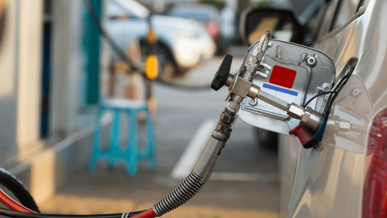 त्यांच्या मते सकाळी लवकर किंवा रात्री सीएनजी भरवणे अधिक फायदेशीर ठरते. यामागे तापमान, दाब आणि गॅसची घनता यांचा थेट संबंध आहे. विज्ञानानुसार, गॅस उष्णतेमध्ये पसरतो आणि थंडीत आकुंचन पावतो. दुपारच्या उकाड्यात सीएनजीची डेन्सिटी कमी होते, म्हणजेच समान दाबावर कमी प्रमाणात गॅस टाकीत भरतो.