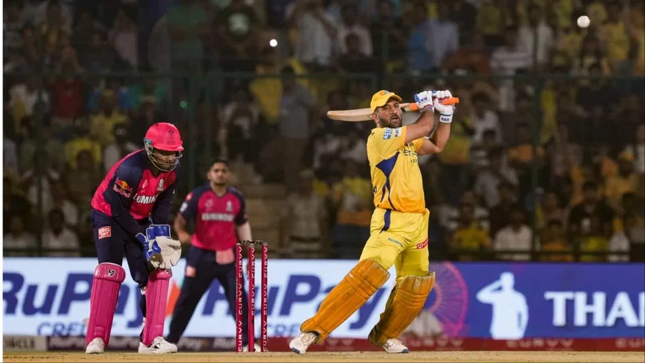 आयपीएलच्या 19 व्या मोसमाचा थरार 28 मार्चपासून सुरुवात होणार आहे. एका ट्रॉफीसाठी 10 संघांमध्ये चुरस असणार आहे. सर्व संघ या 19 व्या तयारीला लागले आहेत. या निमित्ताने स्पर्धेत कोणत्याही एका संघाविरुद्ध मॅन ऑफ द मॅच पुरस्कार न जिंकता सर्वाधिक सामने खेळणाऱ्या खेळाडूंबाबत आपण जाणून घेऊयात. (Photo Credit: PTI)