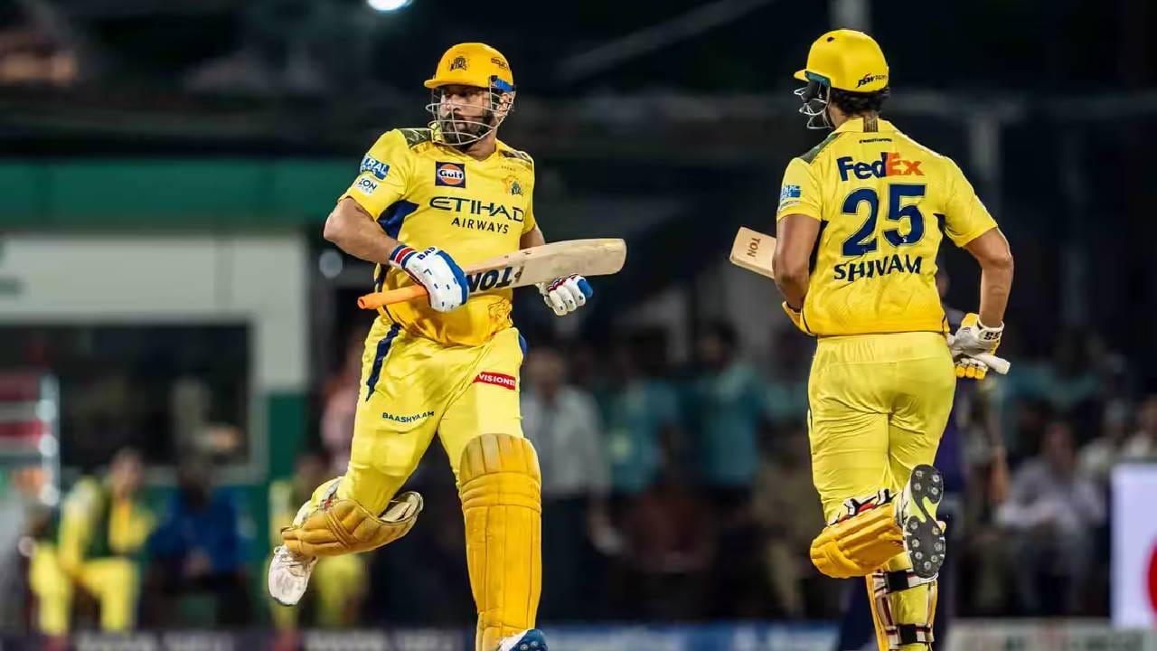 महेंद्रसिंग धोनी आतापर्यंत आयपीएलमध्ये दोन फ्रँचायझींसाठी खेळला आहे. चेन्नई सुपर किंग्स आणि रायझिंग पुणे सुपरजायंट या दोन संघासाठी खेळला. धोनीने चेन्नईसाठी 4865  धावा, तर रायझिंग पुणे सुपरजायंटसाठी 2016 ते 2017 दरम्यान 30 सामन्यांमध्ये 574 धावा केल्या. (Photo- BCCI/IPL)