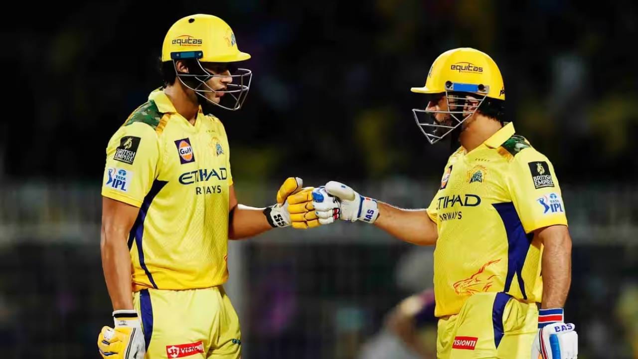 महेंद्रसिंह धोनीने धोनीने चेन्नई सुपर किंग्ससाठी 4865 धावा केल्या आहेत. या हंगामात 135 धावा करून आयपीएलच्या इतिहासात एकाच फ्रँचायझीसाठी 5 हजार किंवा त्याहून अधिक धावा करणारा केवळ तिसरा खेळाडू ठरू शकतो. (Photo- BCCI/IPL)