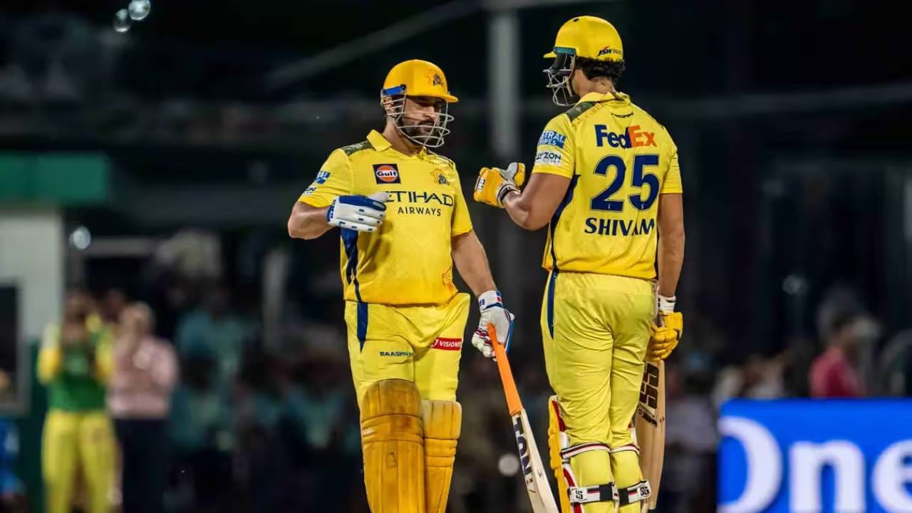  महेंद्रसिंग धोनीने आयपीएलमधील 278 सामन्याती 242 डावांमध्ये 5439 धावा केल्या आहेत. धोनी आयपीएलमधील सहावा सर्वाधिक धावा करणारा फलंदाज आहे. विराट कोहली, रोहित शर्मा, शिखर धवन, डेव्हिड वॉर्नर आणि सुरेश रैना या सर्वांनी धोनीपेक्षा जास्त धावा केल्या आहेत. (Photo- BCCI/IPL)