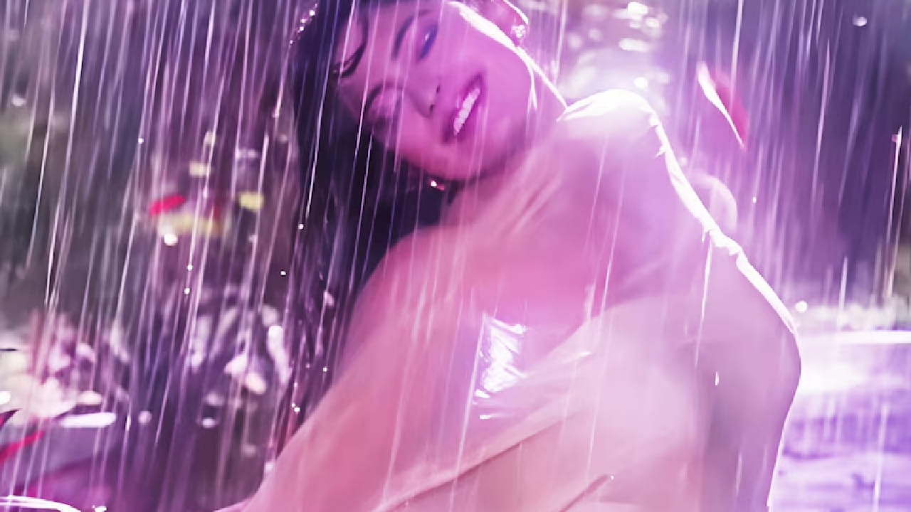 अशाच एका चित्रपटाने जवळपास 37 वर्षांपूर्वी गाण्यांच्या बाबतीत वेगळाच इतिहास रचला होता. 1989 साली प्रदर्शित झालेल्या 'चांदनी' या चित्रपटाने संगीताच्या जोरावर प्रचंड लोकप्रियता मिळवली. या चित्रपटात तब्बल 11 गाणी होती आणि विशेष म्हणजे सर्वच गाणी प्रेक्षकांची आवडती ठरली. 