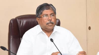 खरात प्रकरणात मंत्री चंद्रकांत पाटलांवर गंभीर आरोप, थेट राजीनाम्याची मागणी, राजकारणात खळबळ