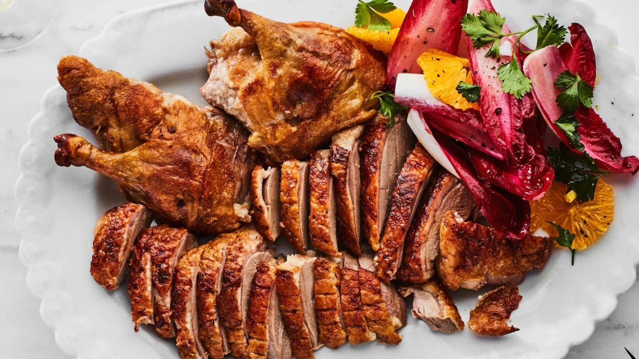 पेकिंग डक : हे जगभरात प्रसिद्ध असलेले डकचे (बदकाचे) मांस आहे. यात बदकाची त्वचा कुरकुरीत होईपर्यंत भाजली जाते आणि ती सँडविचप्रमाणे विशिष्ट सॉस आणि काकडीसोबत सर्व्ह केली जाते.