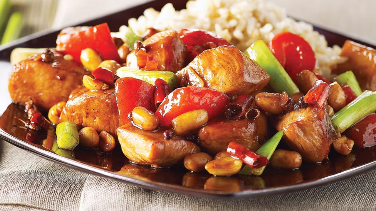 कुंग पाओ चिकन : सिचुआन प्रांतातील ही एक तिखट आणि चविष्ट डिश आहे. यात चिकनचे तुकडे, शेंगदाणे, भाज्या आणि वाळलेल्या लाल मिरच्यांचा वापर केला जातो.