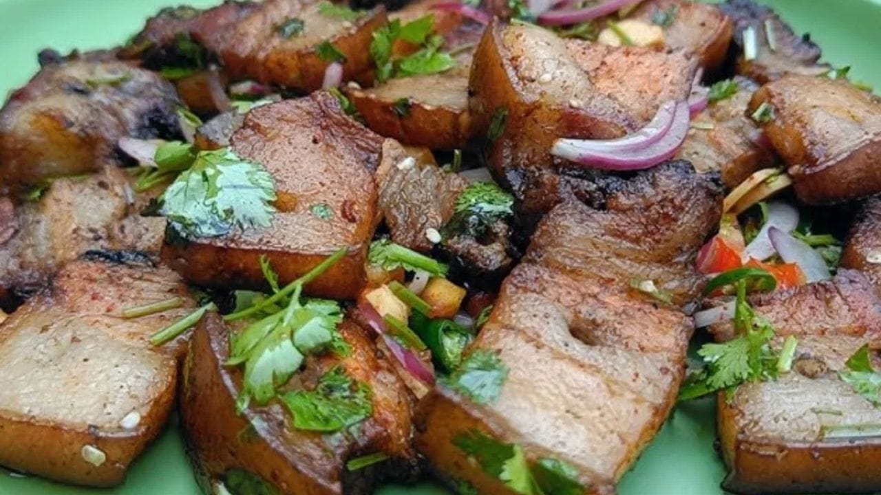 स्वीट अँड सोअर पोर्क : ही चीनच्या कँटोनीज खाद्यसंस्कृतीतील एक क्लासिक डिश आहे. यात डुकराच्या मांसाचे तुकडे तळून, गोड आणि आंबट सॉसमध्ये एकत्र केले जातात.