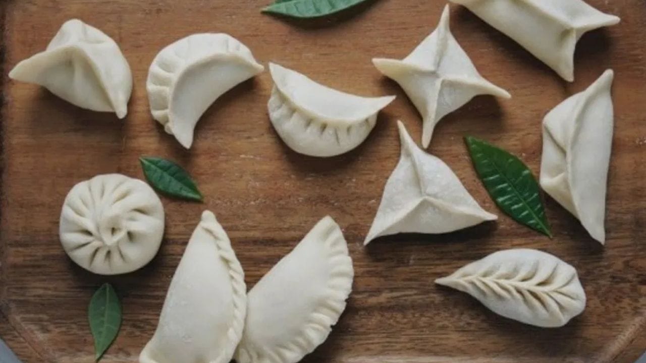 क्लाऊड-इअर डंपलिंग्ज आणि बाओझी : चीनमध्ये 'डंपलिंग्ज'मध्ये पोर्क, चिकन किंवा कोळंबीचे सारण भरून ते वाफेवर किंवा तळून खाल्ले जातात.