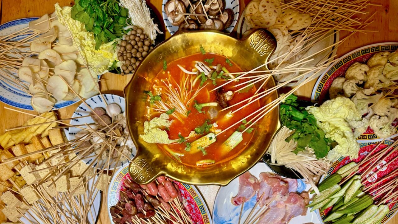 हॉट पॉट : हॉट पॉटमध्ये मांसाचे अतिशय पातळ काप करून ते उकळत्या सूपमध्ये शिजवून खाणे चीनमध्ये खूप आवडीचे आहे. यात बऱ्याचदा बीफ किंवा मेंढीचे मांस वापरले जाते. चिकन वगळता बदक आणि डुकराचे मांस भारतात क्वचितच उपलब्ध असते.