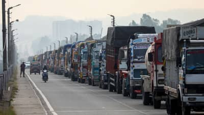 इराण युद्धाचा असाही दणका, या BS6 वाहनांना लागणार ब्रेक, बसेस आणि ट्रकवरही परिणाम