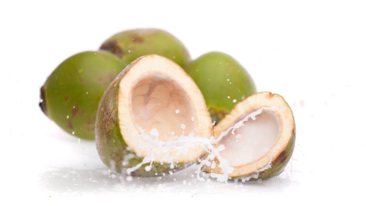 जे लोक उन्हात जास्त फिरतात किंवा व्यायाम करतात, त्यांच्यासाठी नारळ पाणी इन्स्टंट एनर्जी देणारे पेय आहे. हे शरीरातील विषारी घटक बाहेर टाकण्यास मदत करते आणि किडनीच्या आरोग्यासाठी उत्तम मानले जाते.