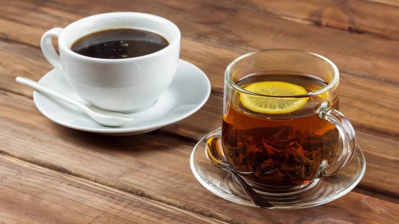  आपल्या सर्वांनाच माहिती आहे की, पाणी आपल्या आरोग्यासाठी अत्यंत फायदेशीर आहे. पाणी पिल्याने आरोग्याच्या असंख्य समस्या या दूर होण्यास मदत होते. निरोगी राहायचे असेल तर जास्तीत जास्त पाणी प्या. 