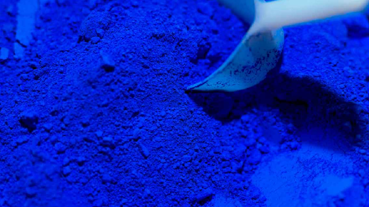 मध्ययुगीन युरोपमध्ये या दगडापासून शुद्ध निळा रंग काढण्याची प्रक्रिया अत्यंत गुंतागुंतीची आणि वेळखाऊ होती. दगड बारीक करून, विविध रसायनांसोबत आणि तेलांबरोबर अनेक टप्प्यांत शुद्धीकरण केल्यानंतरच खरा निळा पिगमेंट तयार होत असे. त्यामुळे त्याचा अगदी छोटा भागही अत्यंत महाग पडत असे.