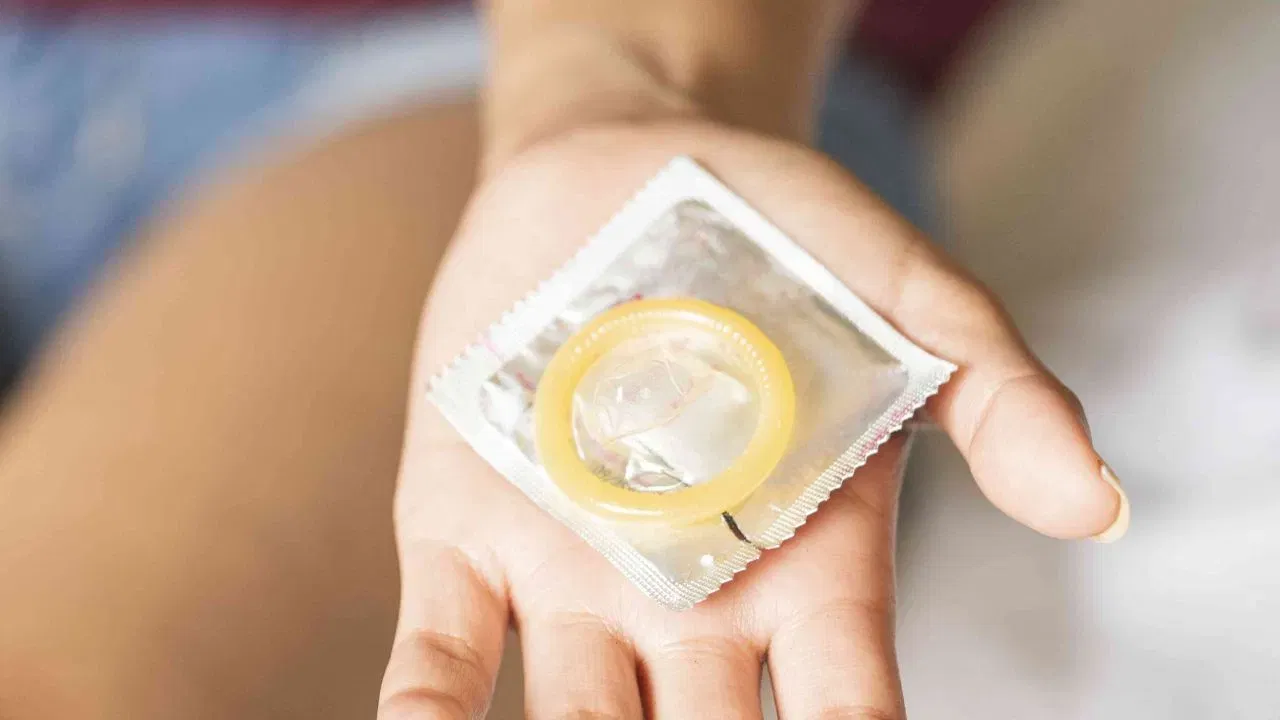 उद्योग संघटनांनी सरकारकडे कच्च्या मालाच्या आयातीत सवलत देण्याची आणि पर्यायी पुरवठा स्रोत शोधण्याची मागणी केली आहे. मात्र सध्याच्या परिस्थितीत लवकरच कंडोम महाग होणार असल्याचे स्पष्ट चित्र आहे. ही घटना पुन्हा एकदा दाखवते की, दूरस्थ युद्धाचा परिणाम किती दूरपर्यंत आणि किती अनपेक्षित क्षेत्रांवर होऊ शकतो. आता सामान्य माणसाला फक्त पेट्रोल-गॅस नव्हे तर कंडोमसाठीही जास्त पैसे मोजावे लागणार आहेत.