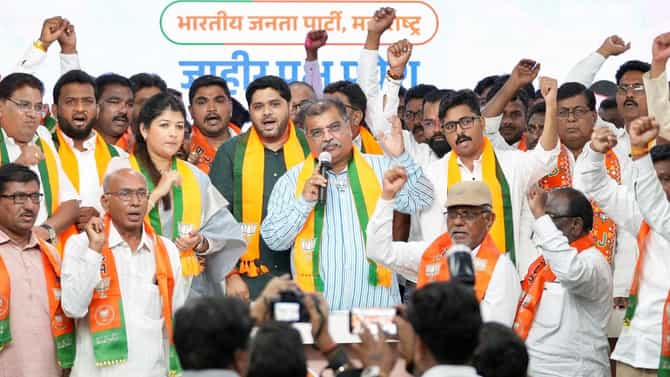 काँग्रेसला खिंडार! प्रदेशाध्यक्षांच्या जिल्ह्यातच मोठा धक्का, अनेकांचा भाजपात प्रवेश