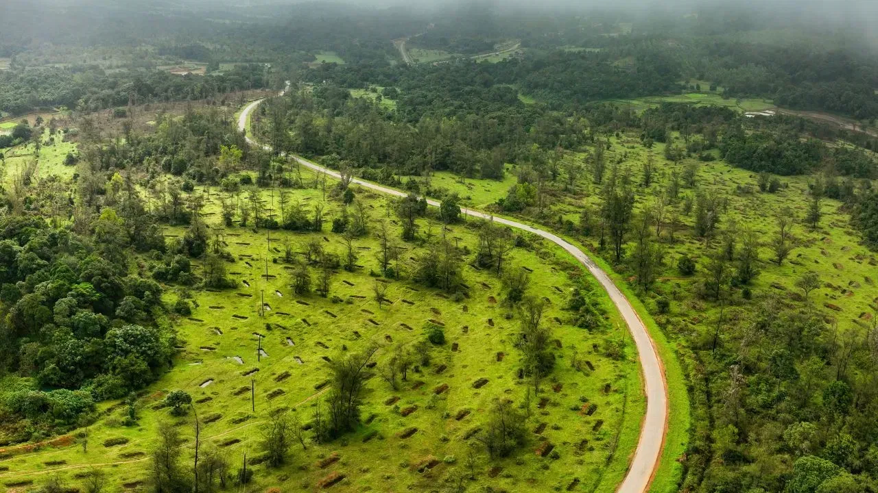 भेट देण्यासाठी सर्वोत्तम वेळ: कूर्गला भेट देण्यासाठी ऑक्टोबर ते मार्च हा काळ सर्वात उत्तम मानला जातो, कारण या काळात हवामान अतिशय आल्हाददायक असते. 