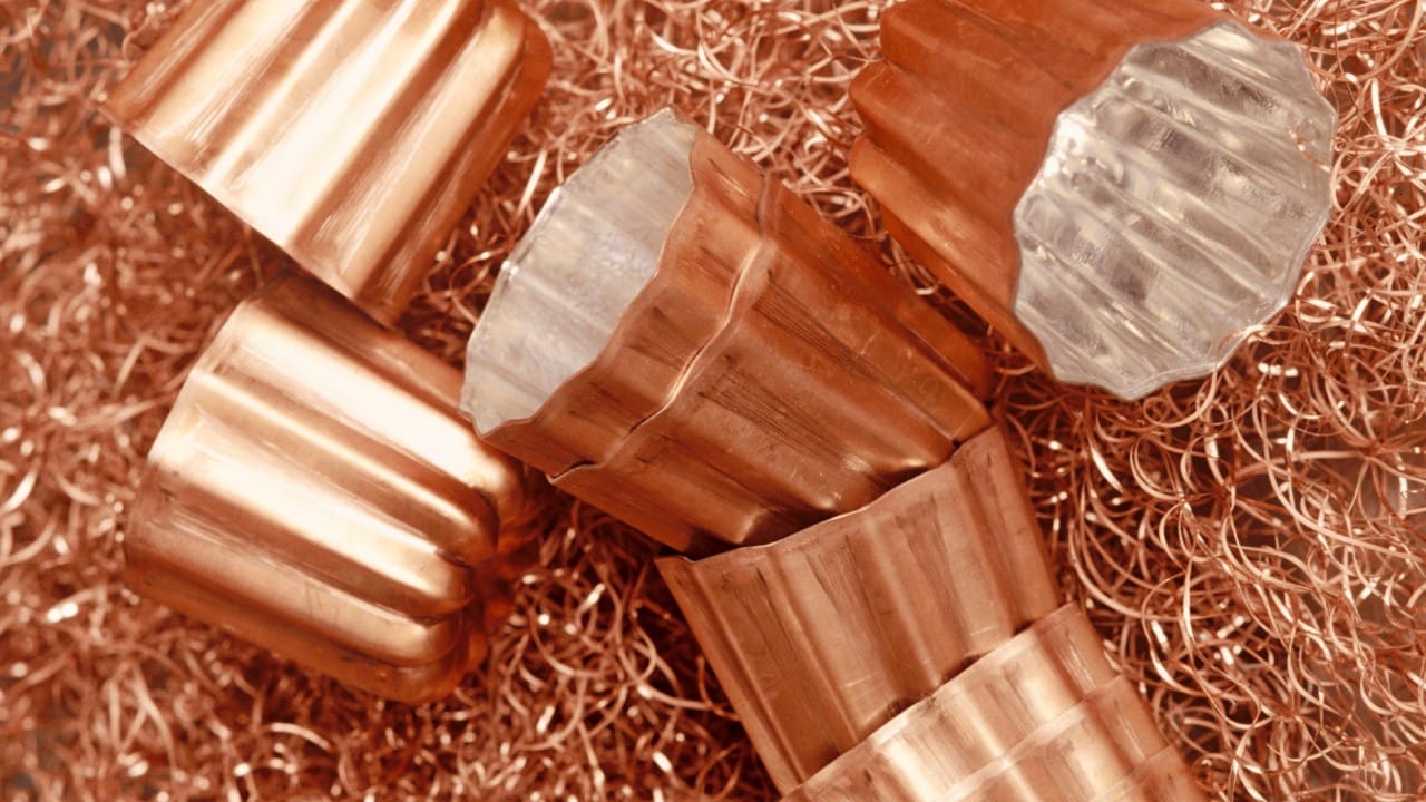 त्यामुळे तांब्याच्या भांड्यांमधील पाणी पिण्याआधी तुमची प्रकृती कशी आहे हे जाणून घेणे महत्त्वाचे आहे. तसेच जर तुम्हाला वरीलपैकी कोणताही त्रास असेल, तर डॉक्टरांच्या सल्ल्याशिवाय तांब्याचे पाणी पिऊ नका. तहान लागेल तेव्हा साधे पाणी पिणे शरीरासाठी कधीही उत्तम मानले जाते.